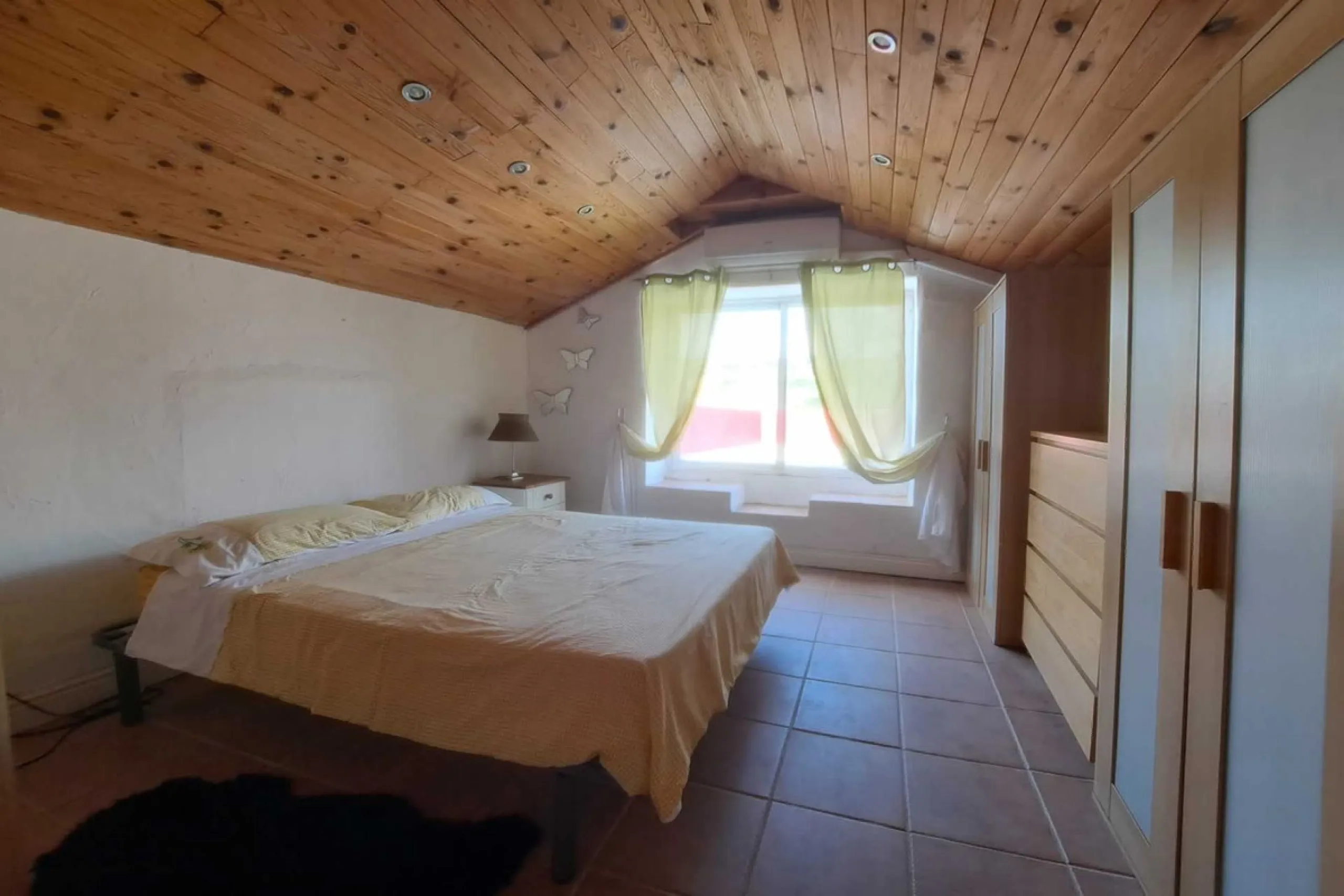 Country property distributed in five 5 independent apartments.