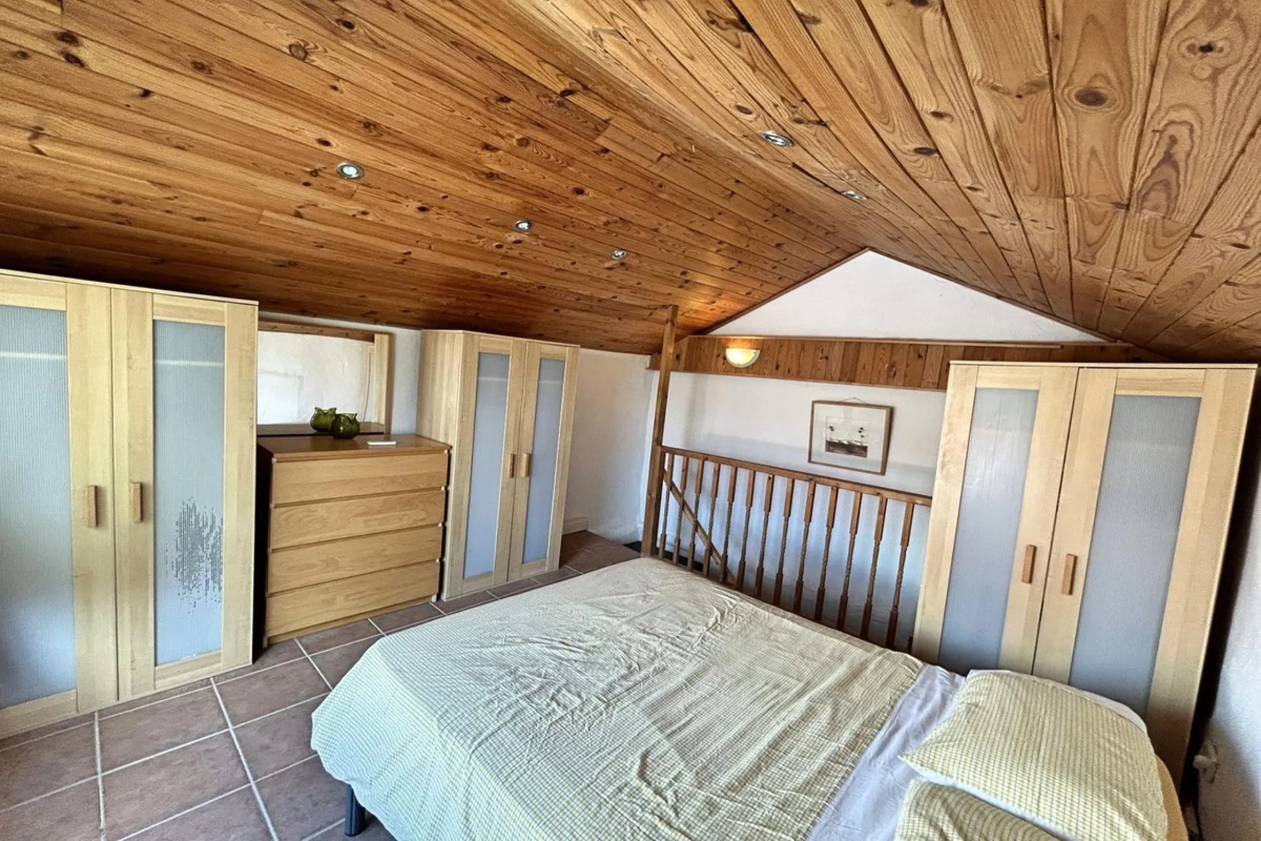 Country property distributed in five 5 independent apartments.