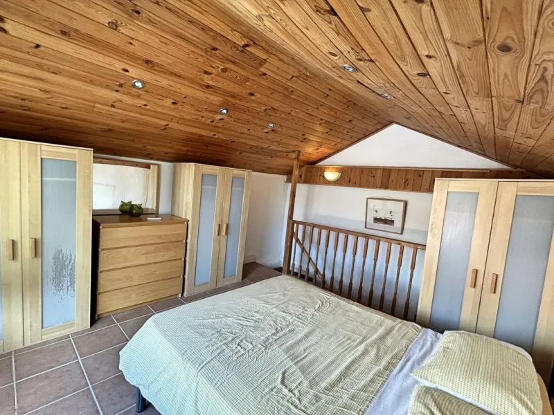 Country property distributed in five 5 independent apartments.