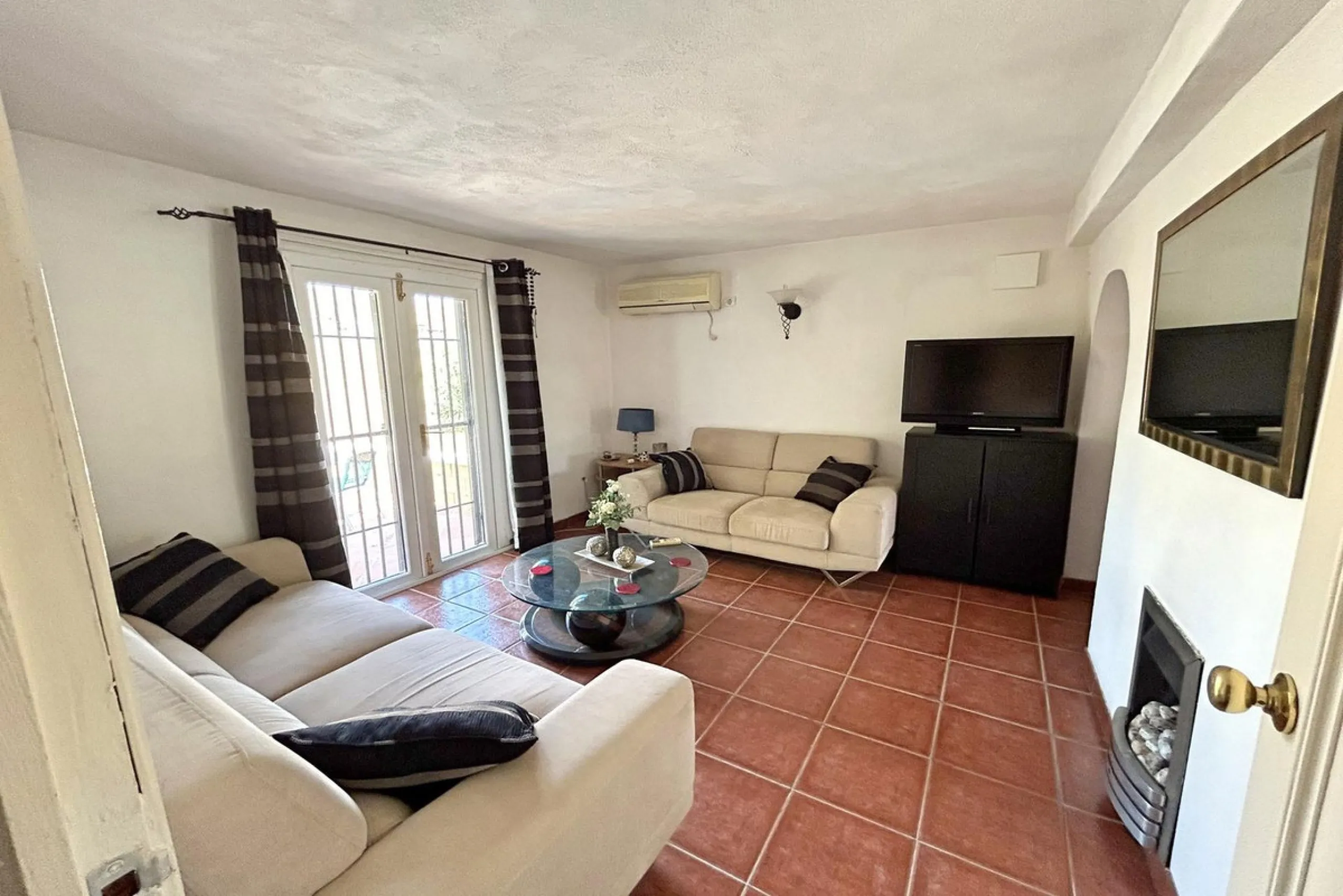 Country property distributed in five 5 independent apartments.