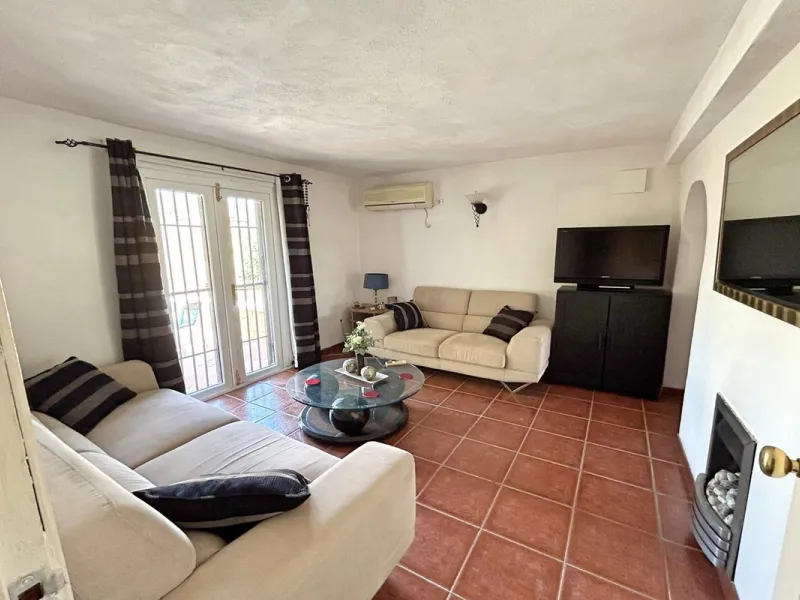 Country property distributed in five 5 independent apartments.