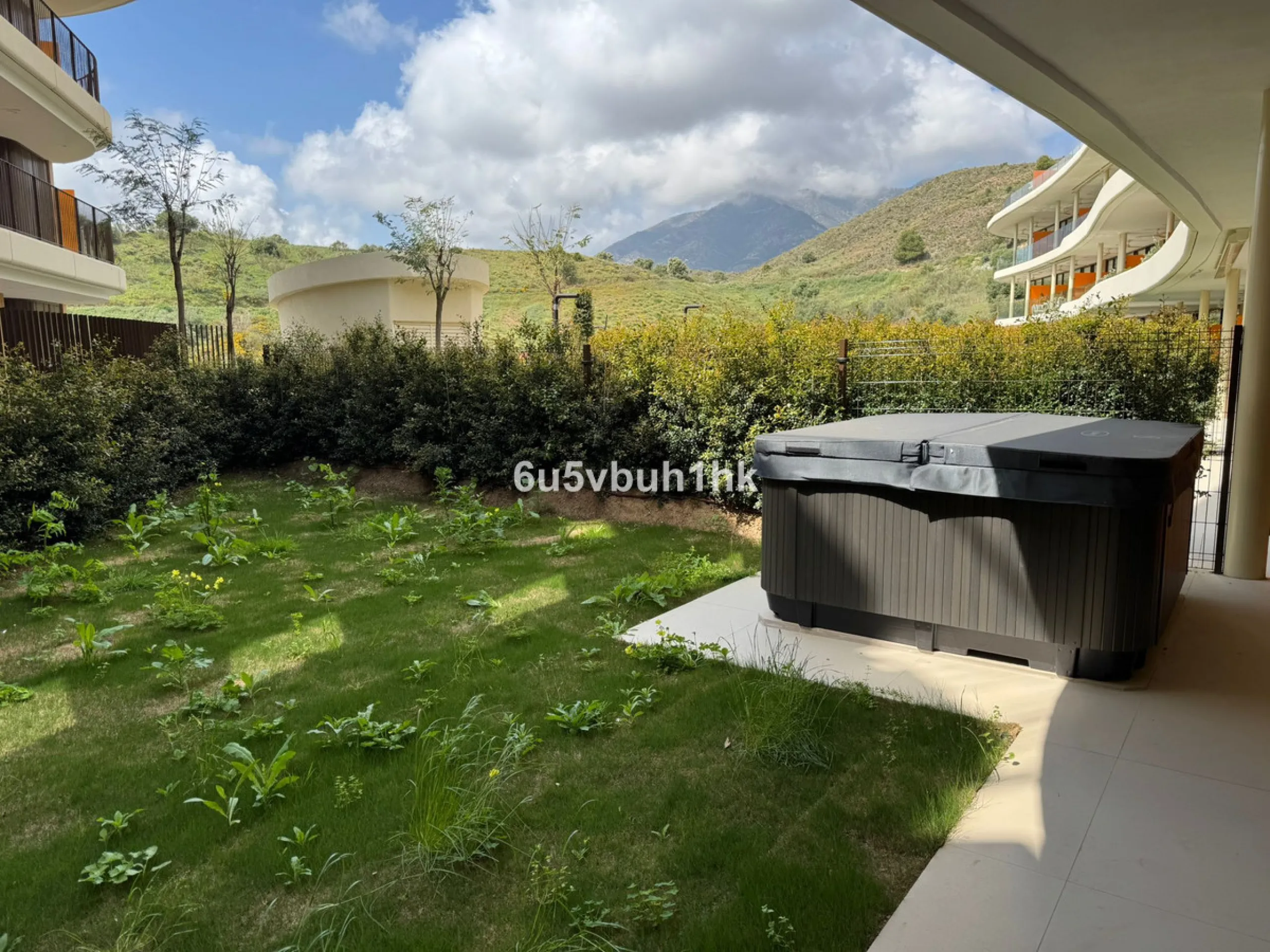 Discover this elegant ground floor resale apartment located in the prestigious Valley Collection, within the renowned Reserva del Higuerón. A property that perfectly blends contemporary design, comfort, and exceptional outdoor living.