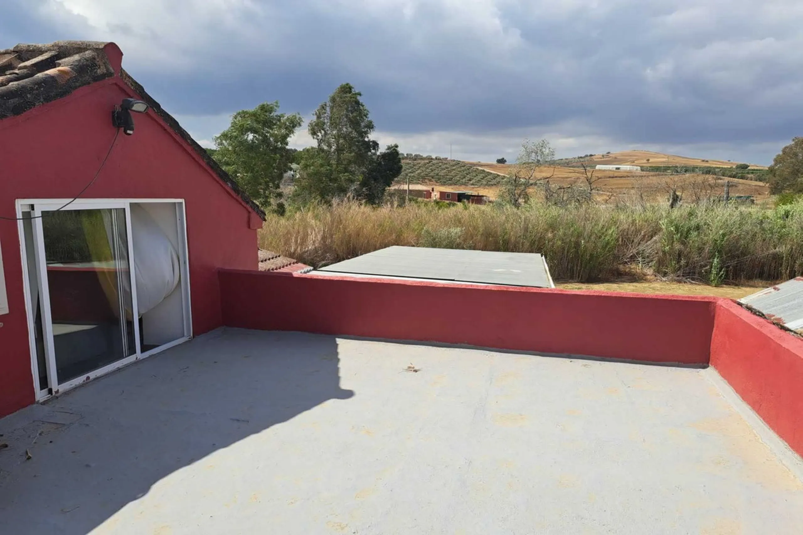 Country property distributed in five 5 independent apartments.