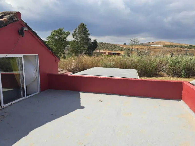 Country property distributed in five 5 independent apartments.
