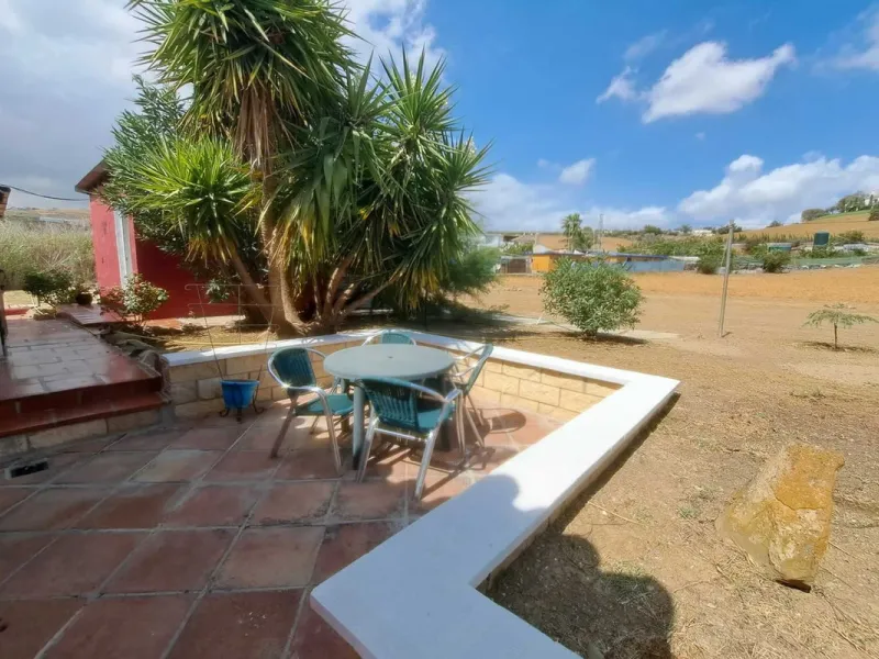 Country property distributed in five 5 independent apartments.