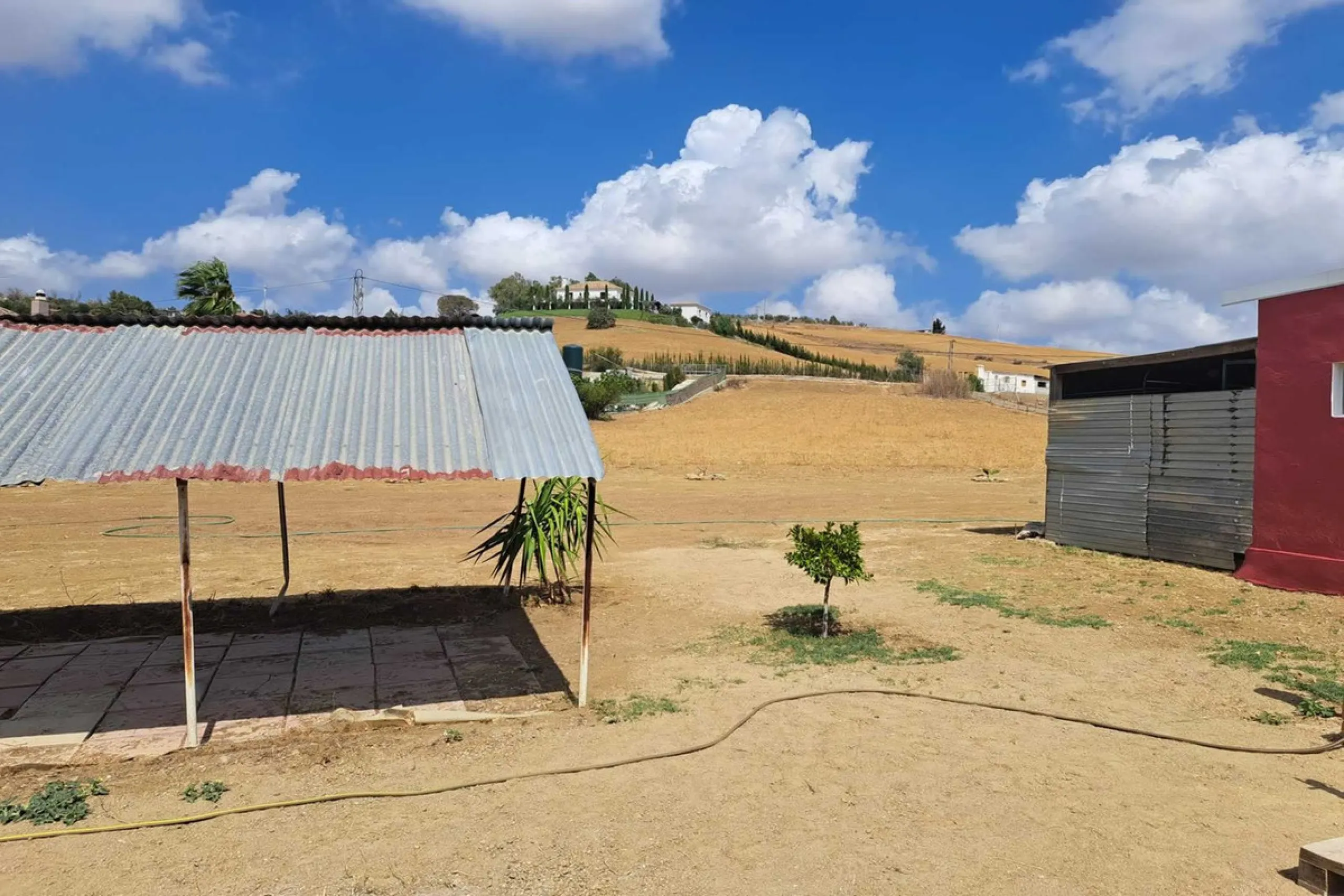Country property distributed in five 5 independent apartments.