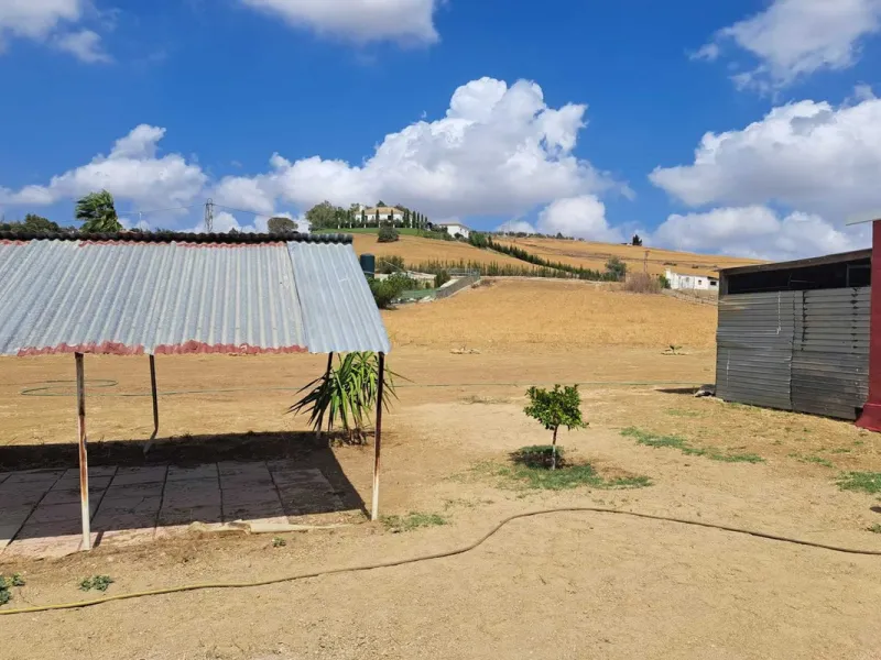 Country property distributed in five 5 independent apartments.