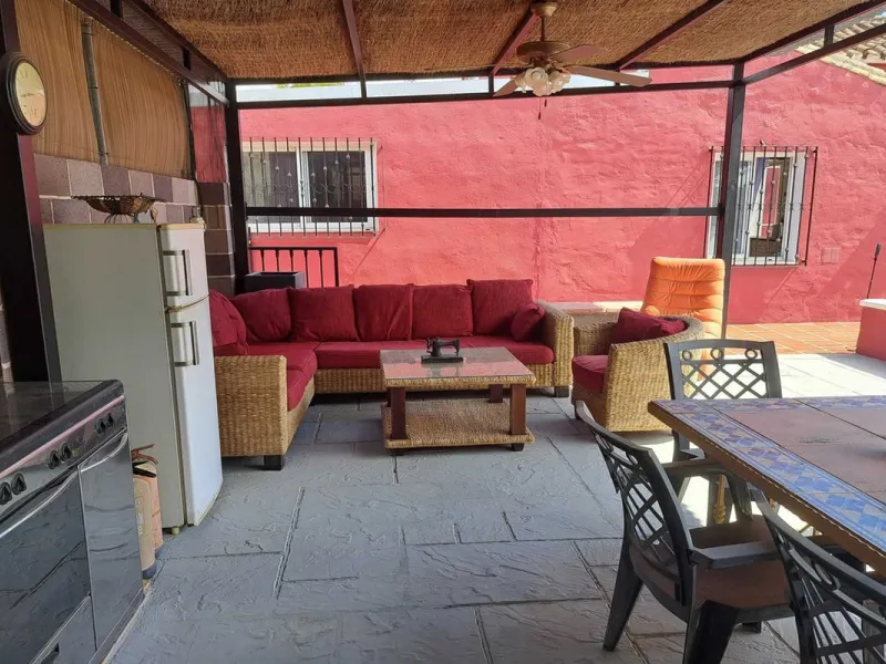 Country property distributed in five 5 independent apartments.