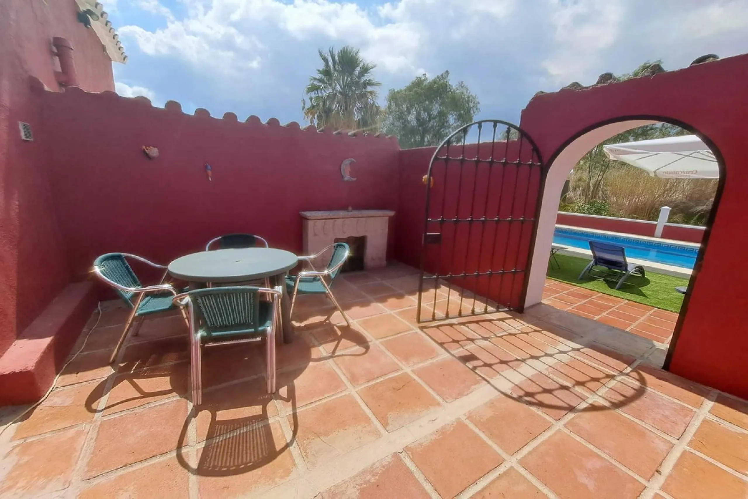Country property distributed in five 5 independent apartments.