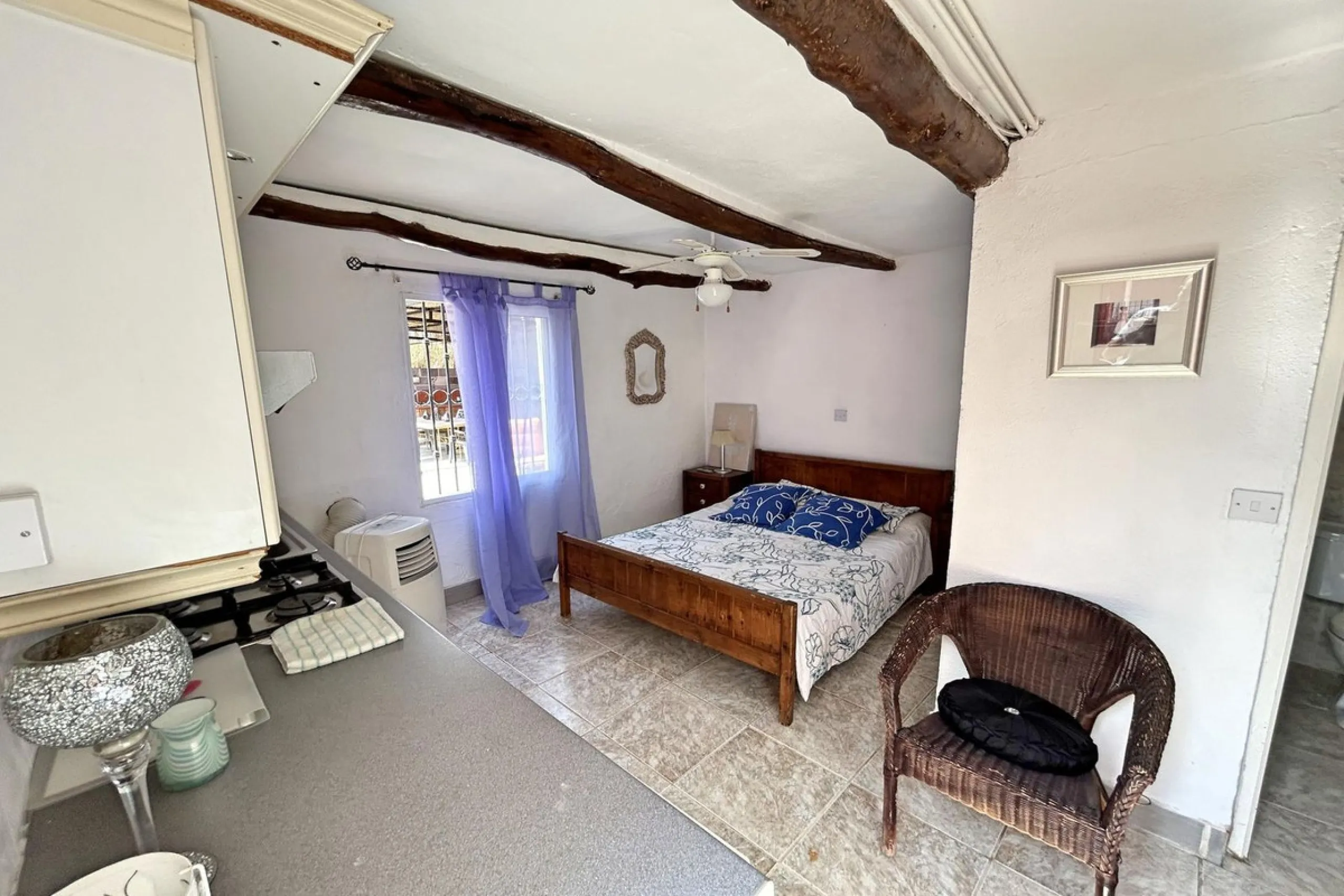 Country property distributed in five 5 independent apartments.