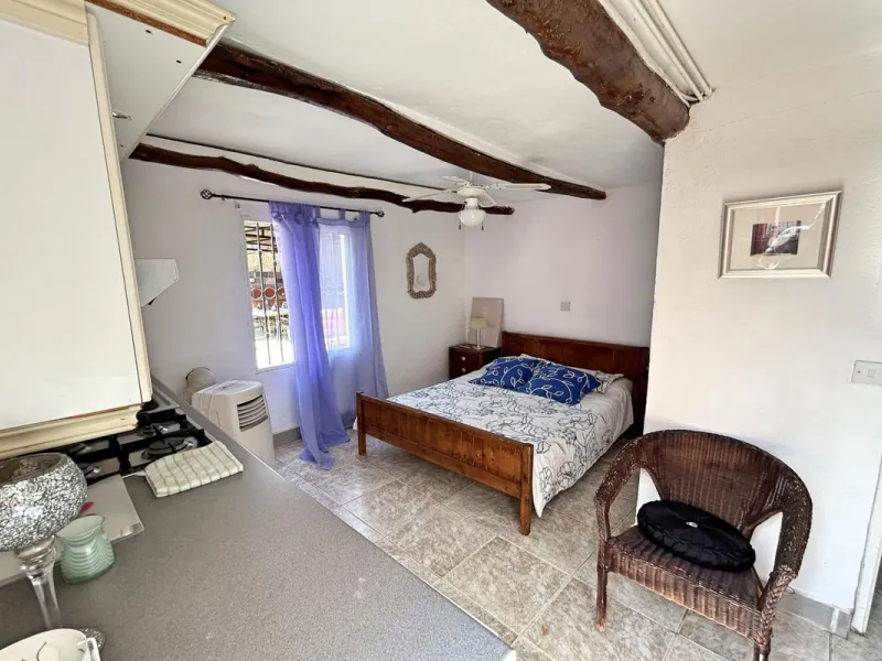 Country property distributed in five 5 independent apartments.