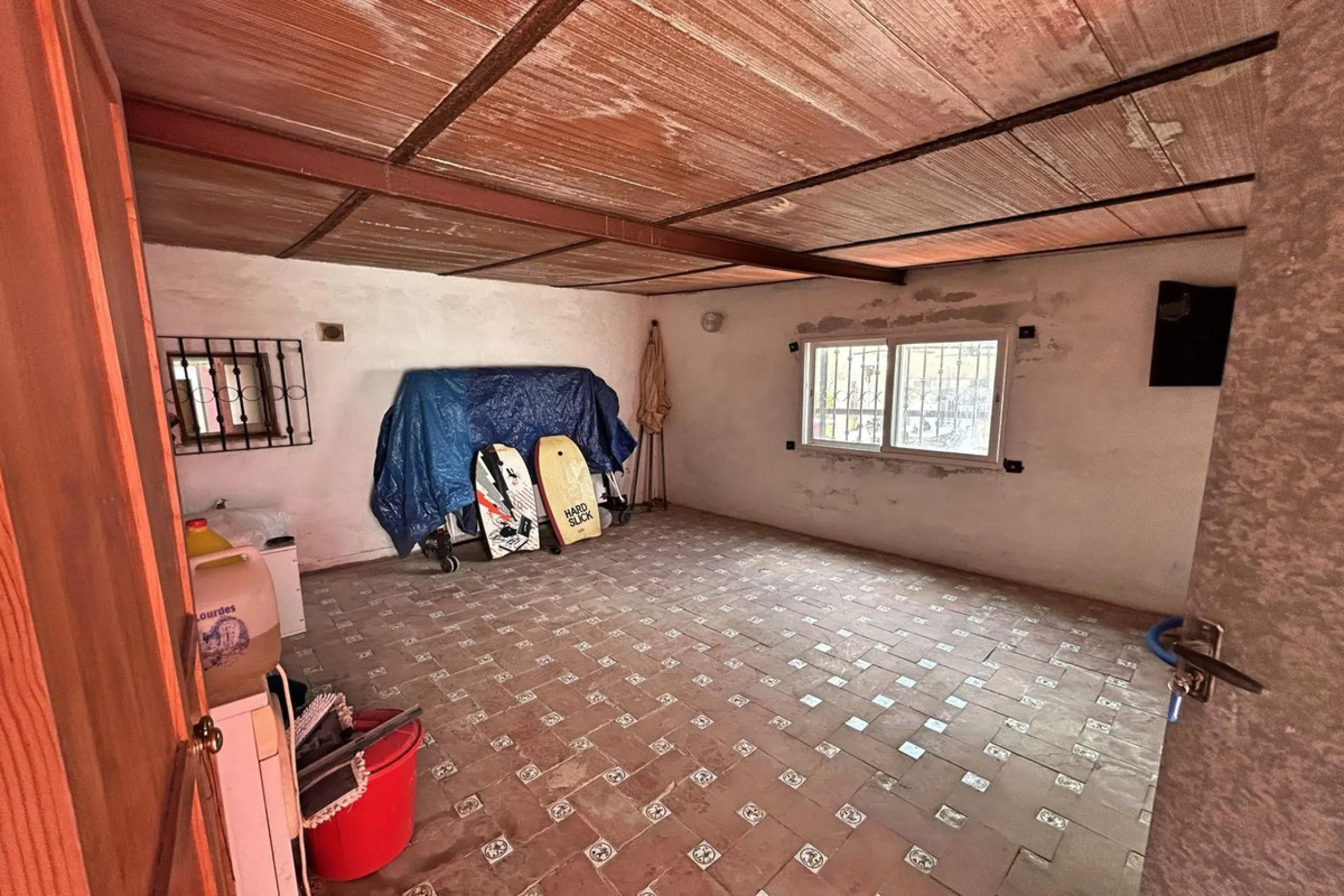Country property distributed in five 5 independent apartments.