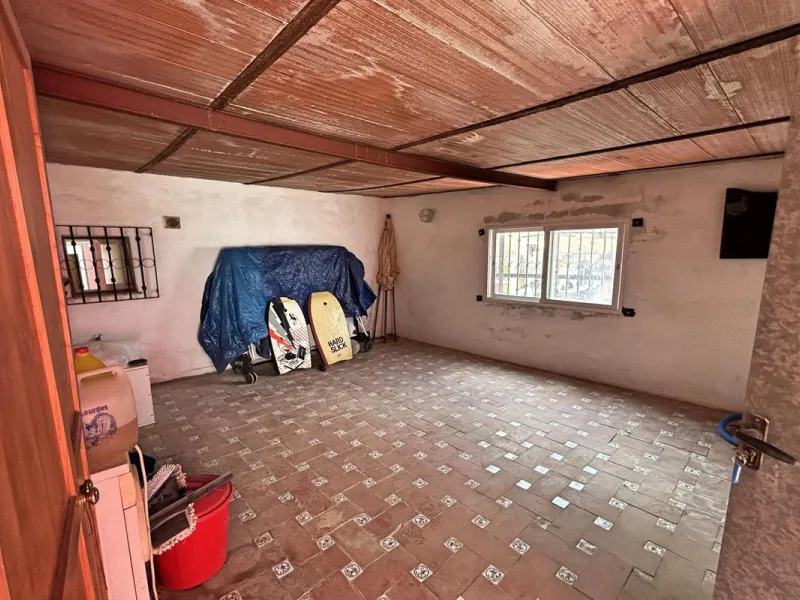 Country property distributed in five 5 independent apartments.