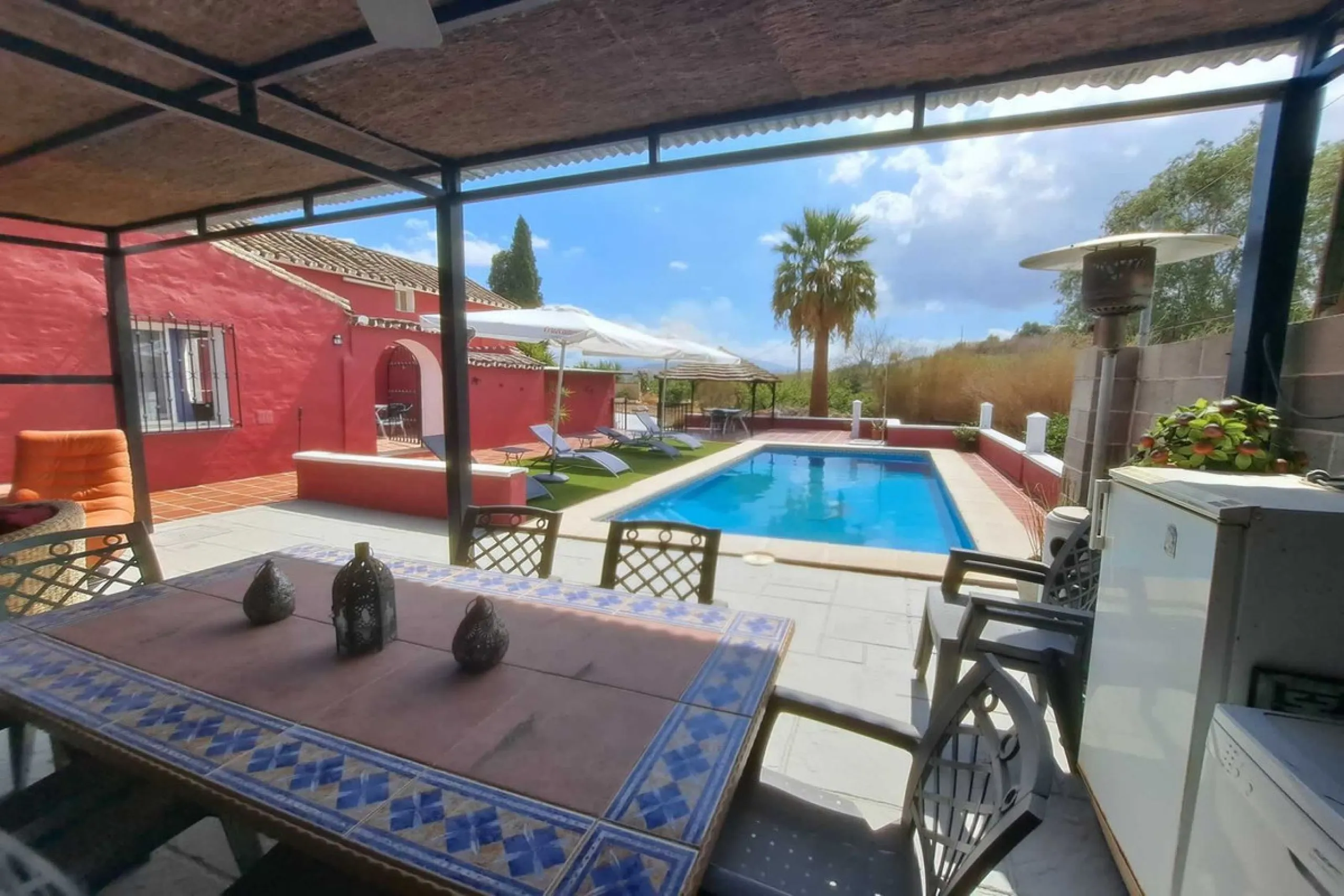Country property distributed in five 5 independent apartments.