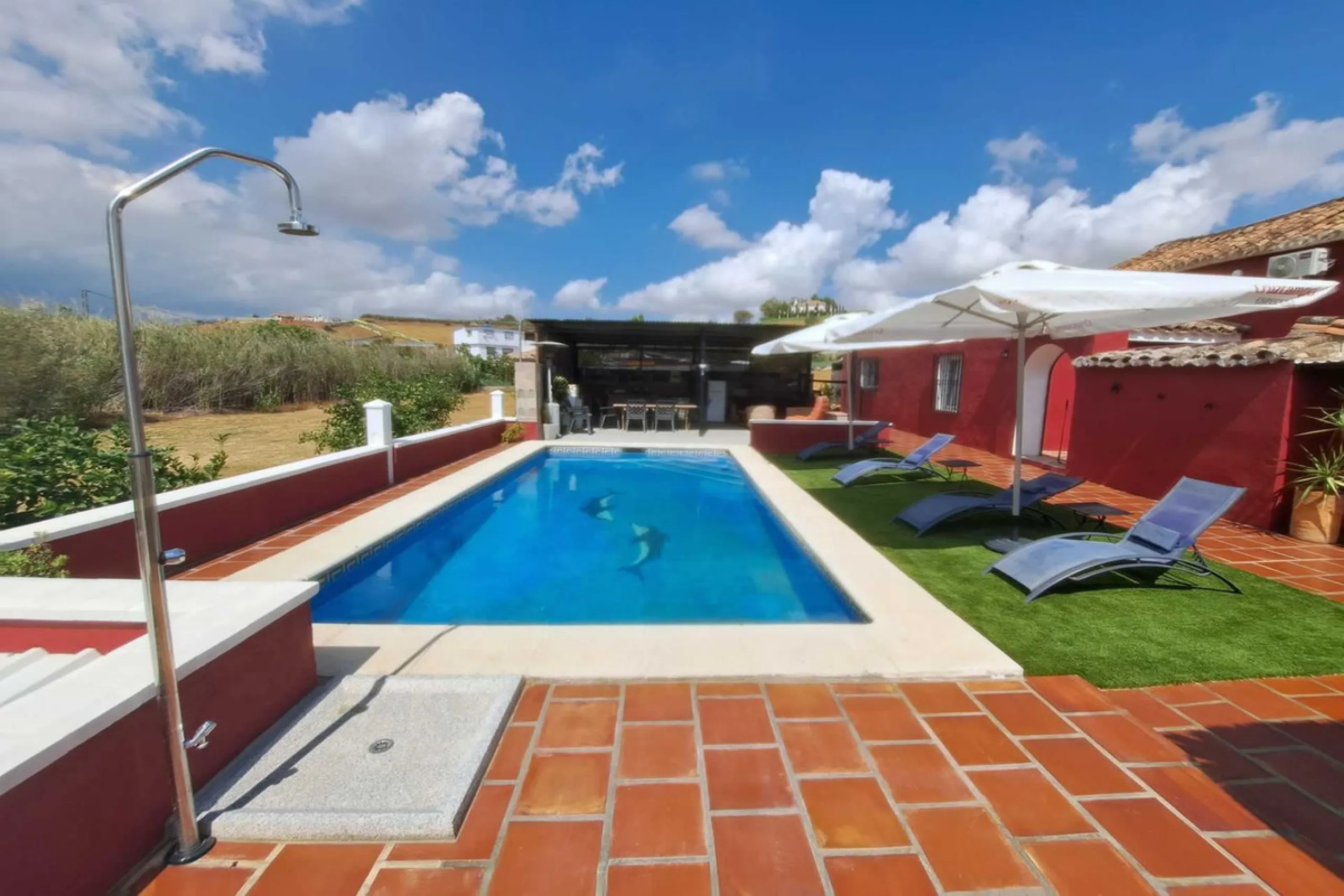 Country property distributed in five 5 independent apartments.