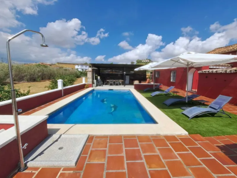 Country property distributed in five 5 independent apartments.