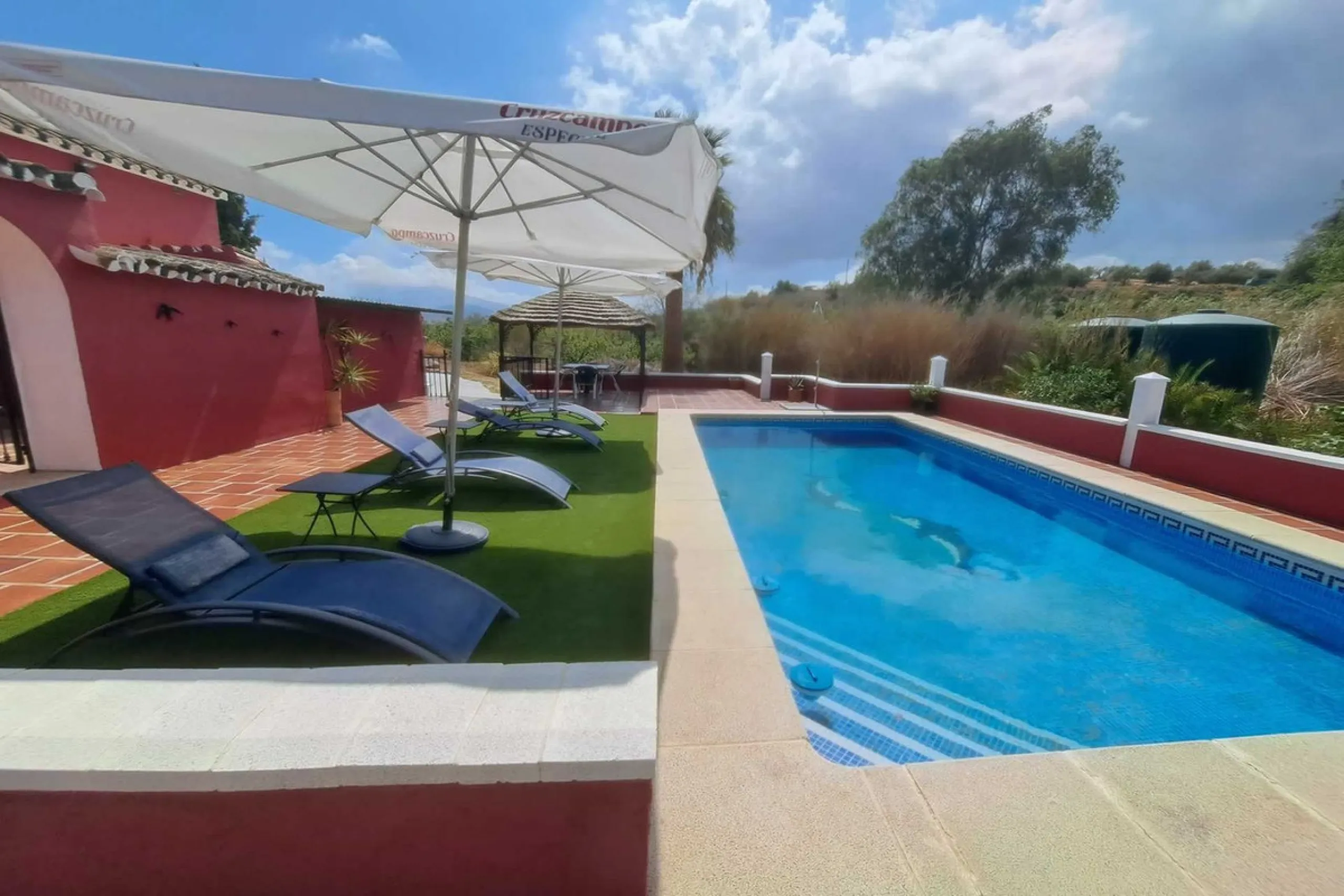 Country property distributed in five 5 independent apartments.
