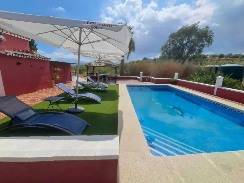 Country property distributed in five 5 independent apartments.