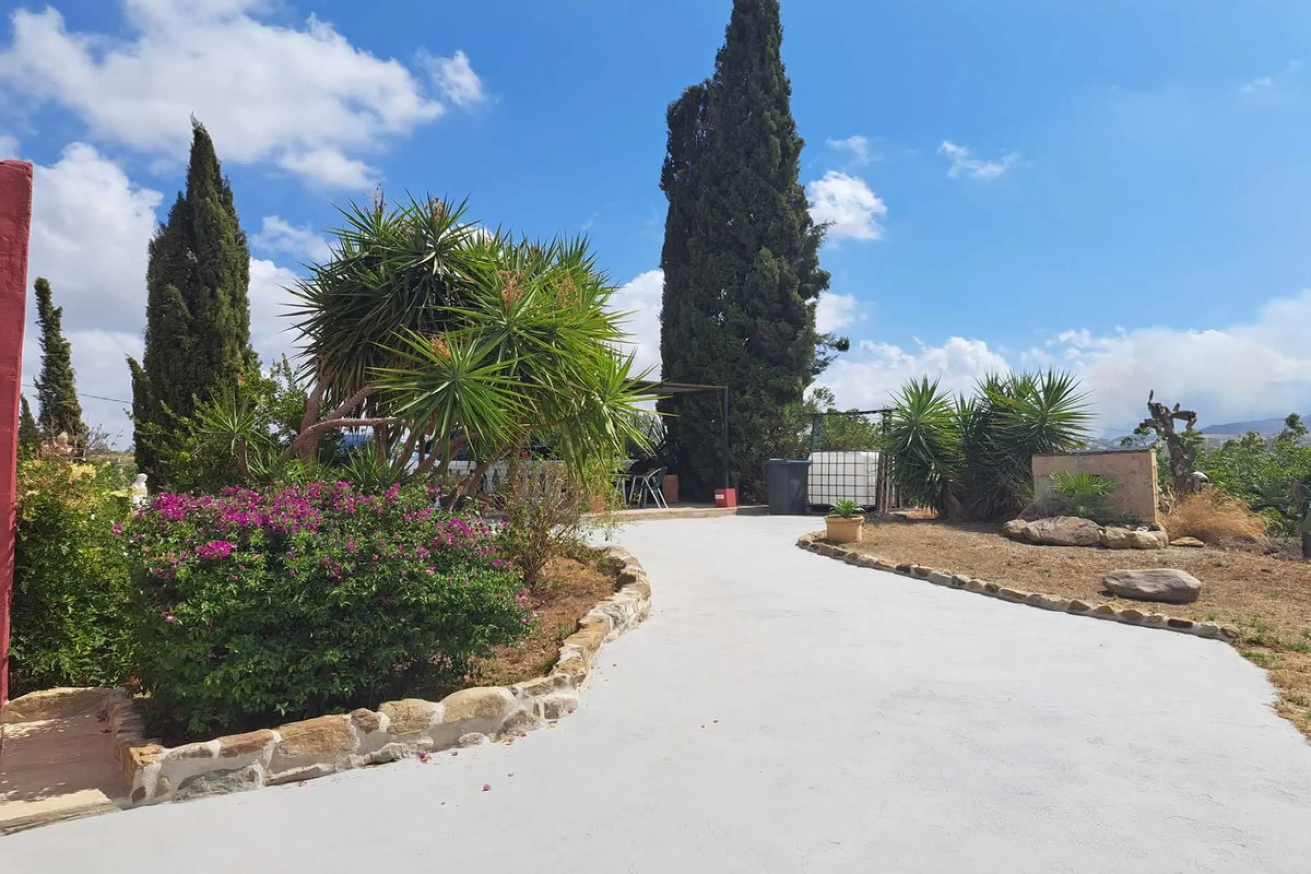 Country property distributed in five 5 independent apartments.