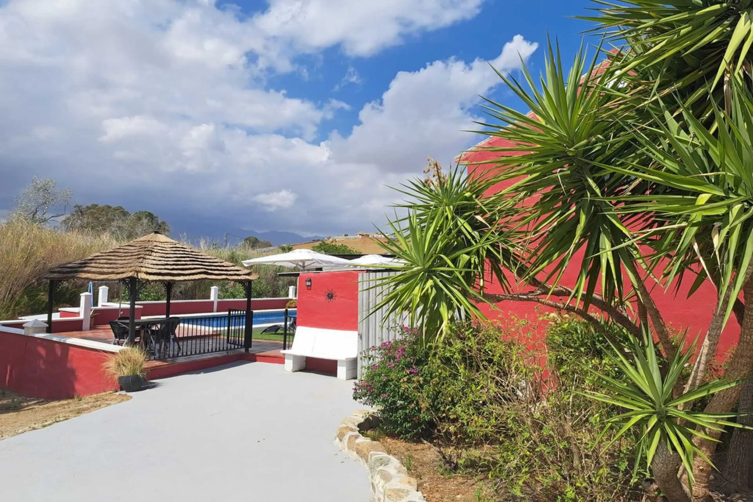 Country property distributed in five 5 independent apartments.