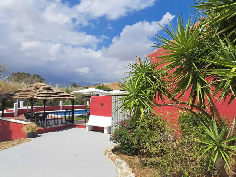 Country property distributed in five 5 independent apartments.