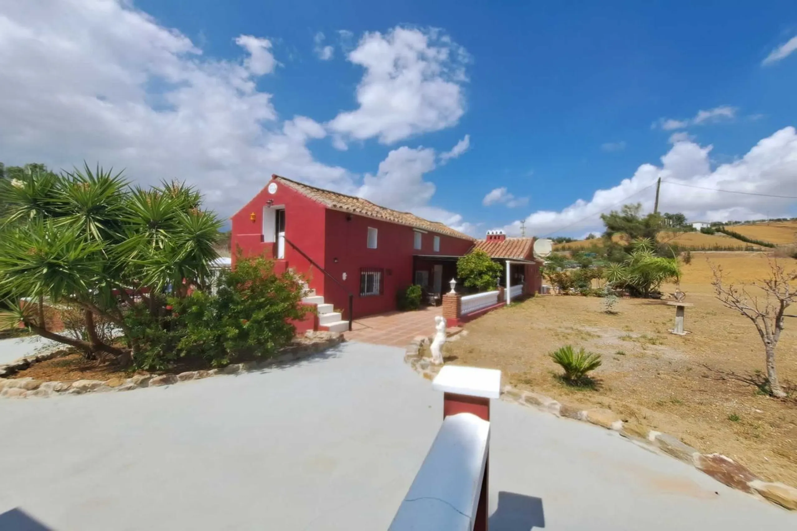 Country property distributed in five 5 independent apartments.