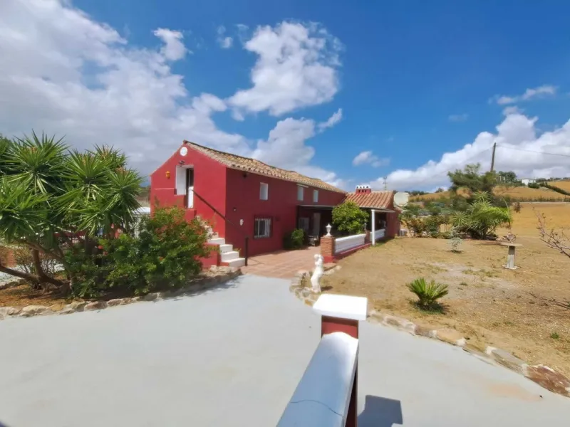 Country property distributed in five 5 independent apartments.