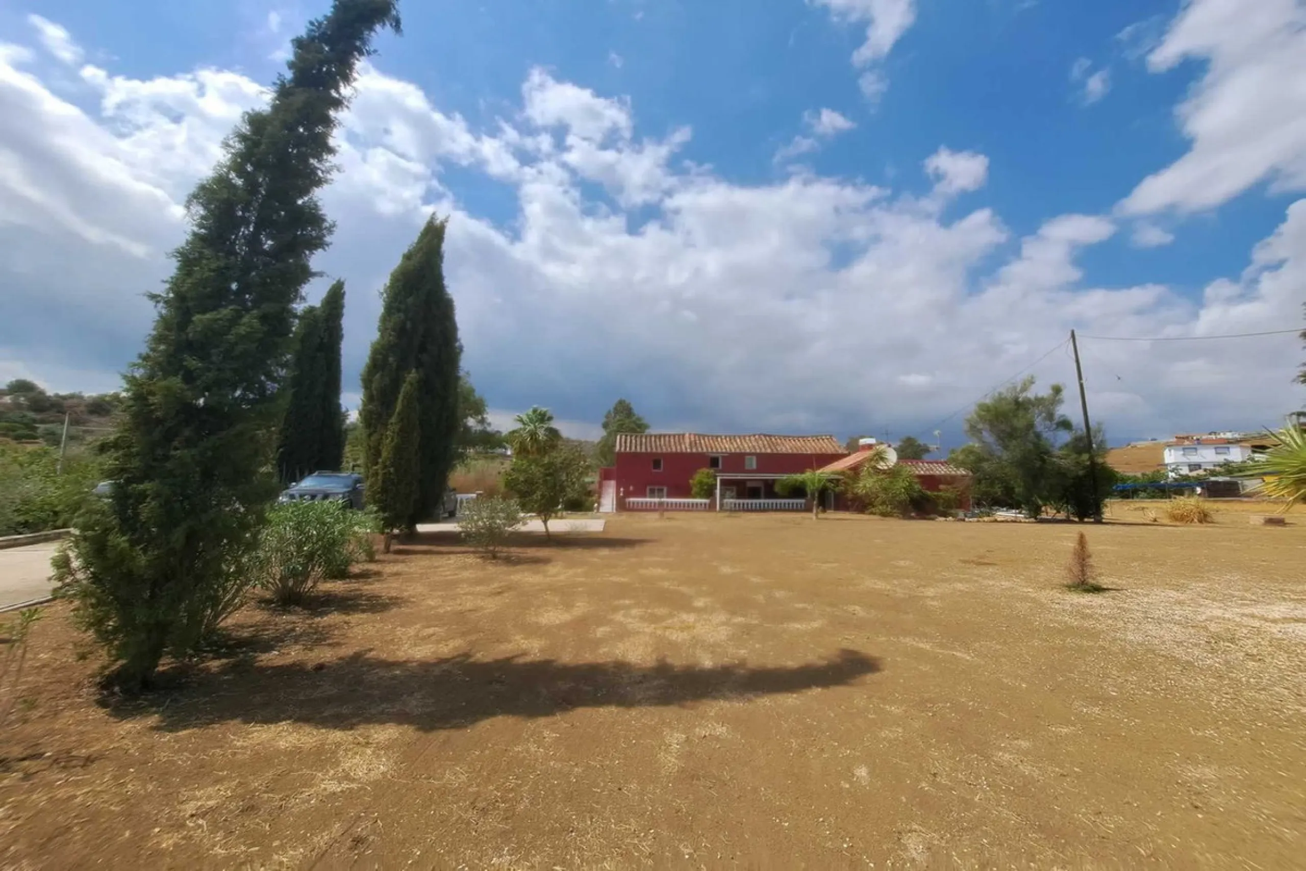 Country property distributed in five 5 independent apartments.