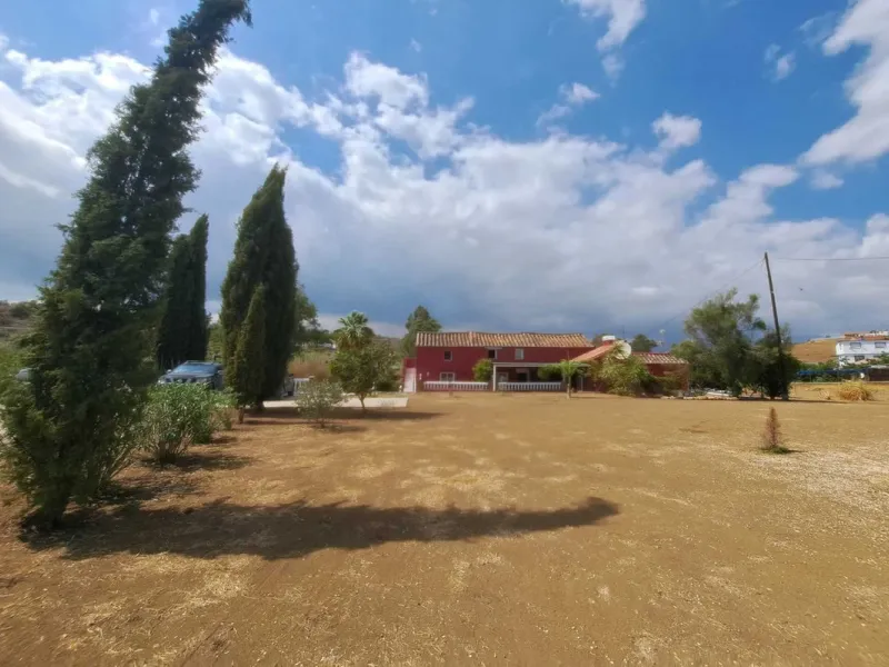 Country property distributed in five 5 independent apartments.