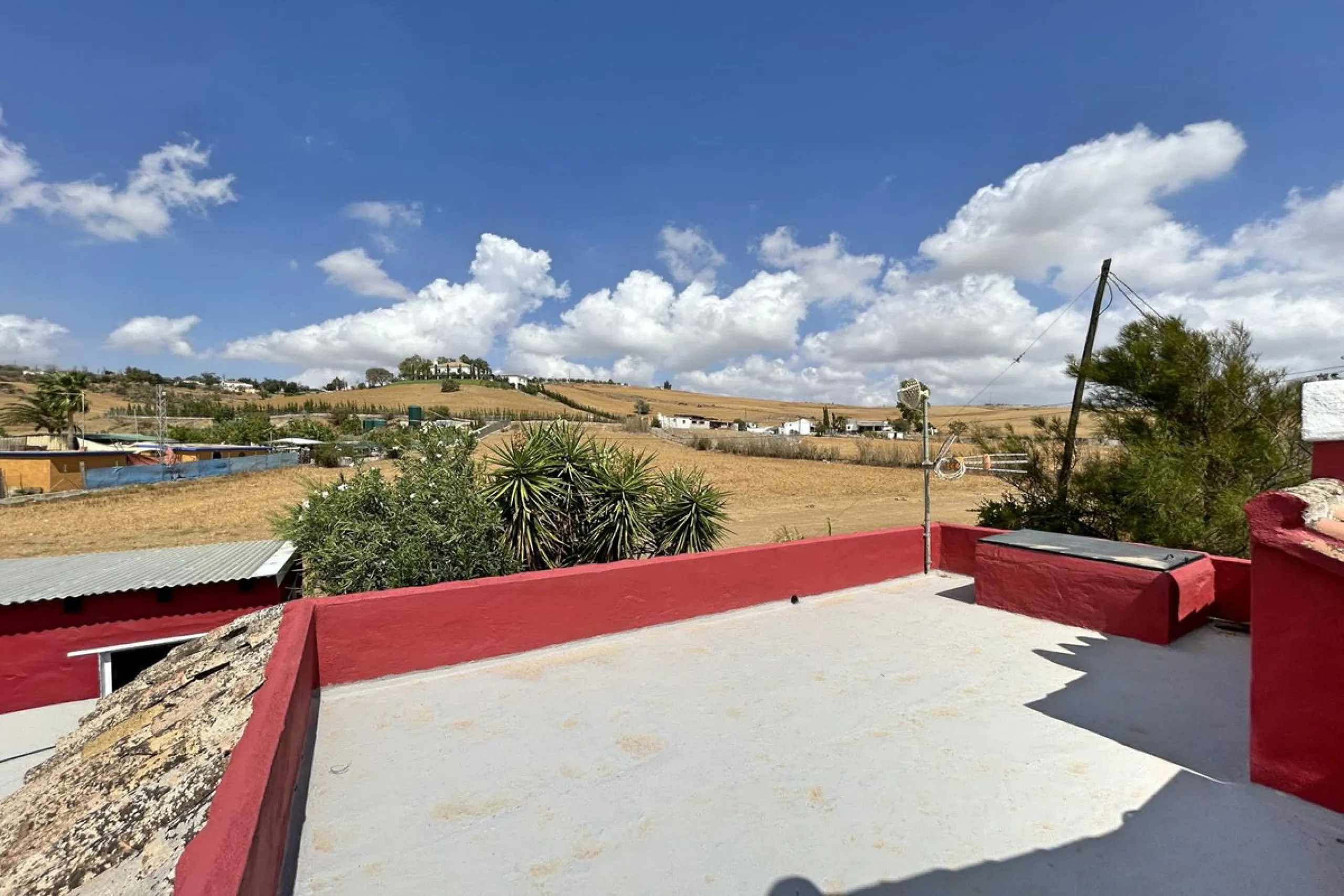 Country property distributed in five 5 independent apartments.