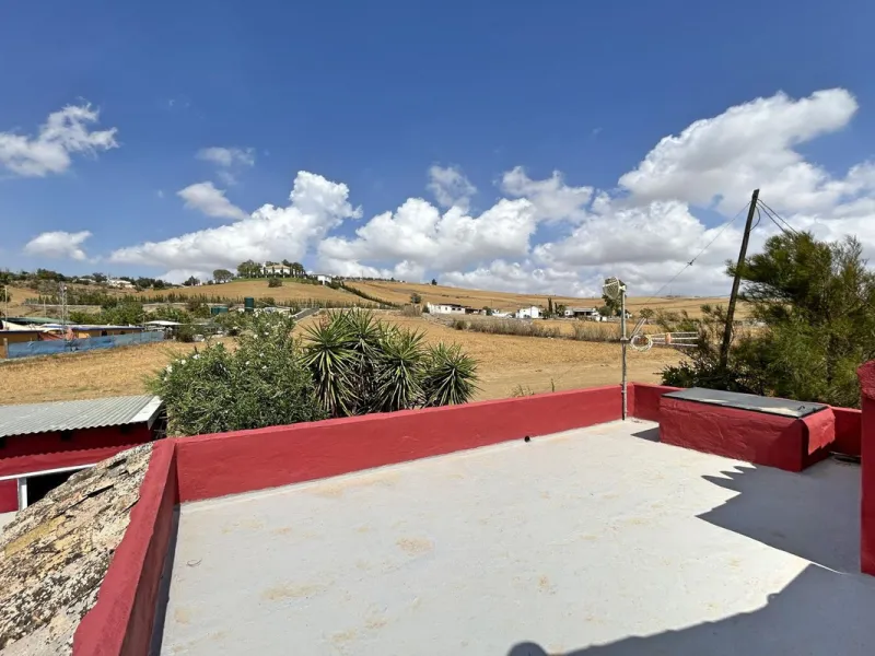 Country property distributed in five 5 independent apartments.