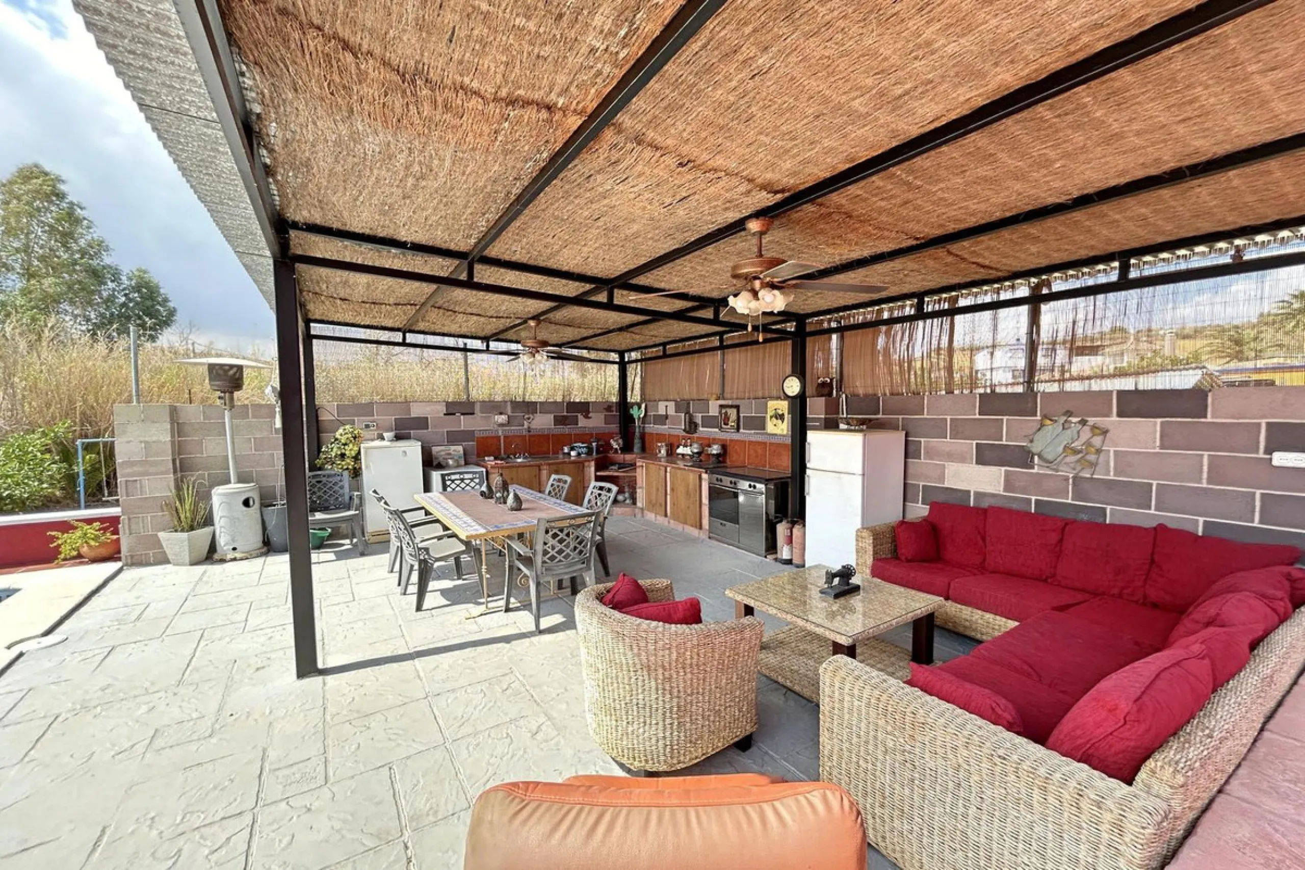 Country property distributed in five 5 independent apartments.
