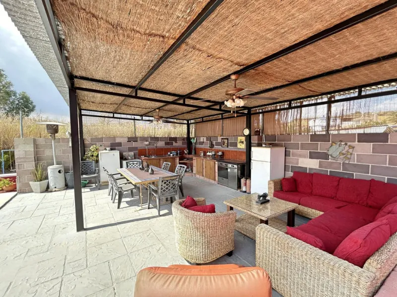 Country property distributed in five 5 independent apartments.