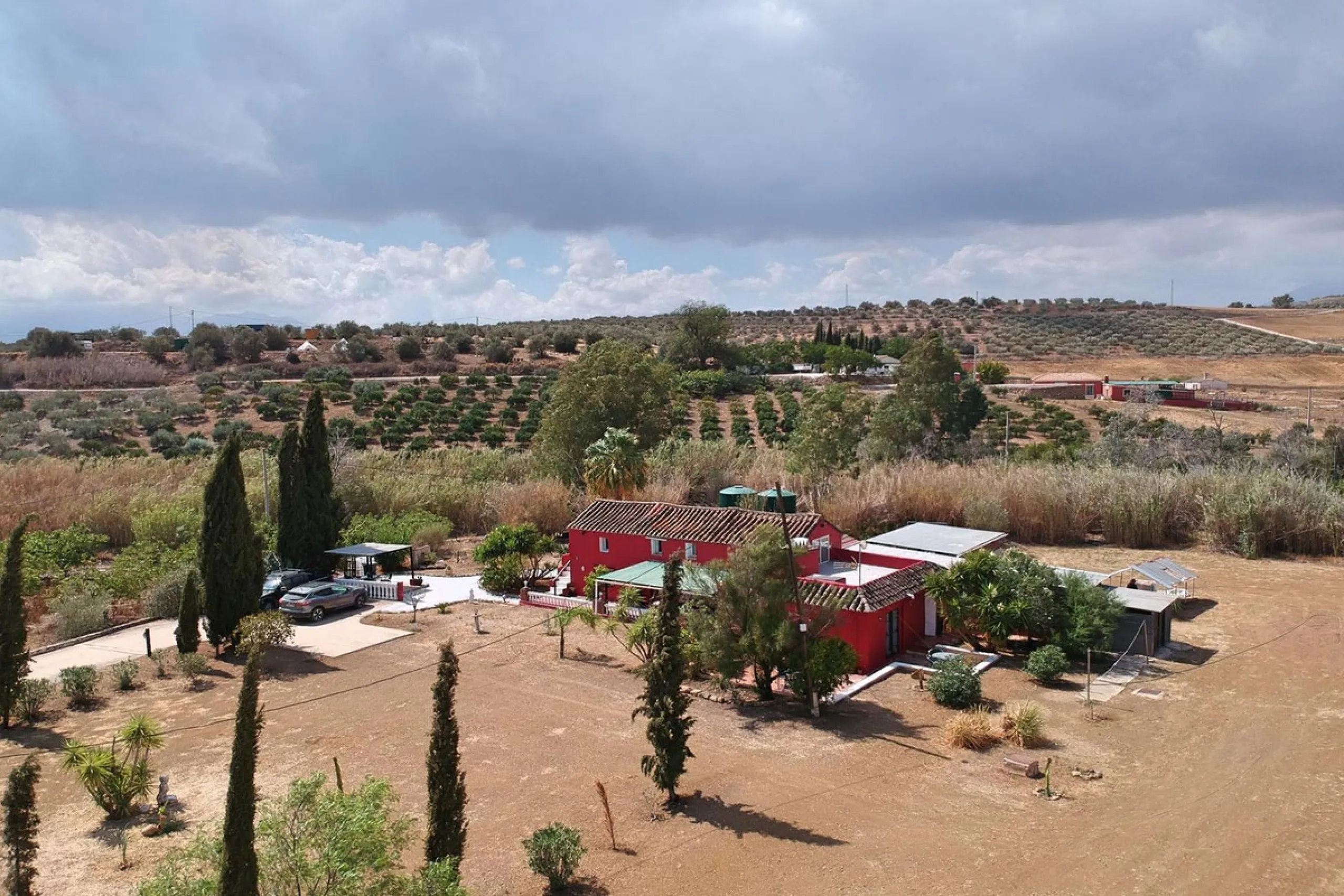 Country property distributed in five 5 independent apartments.