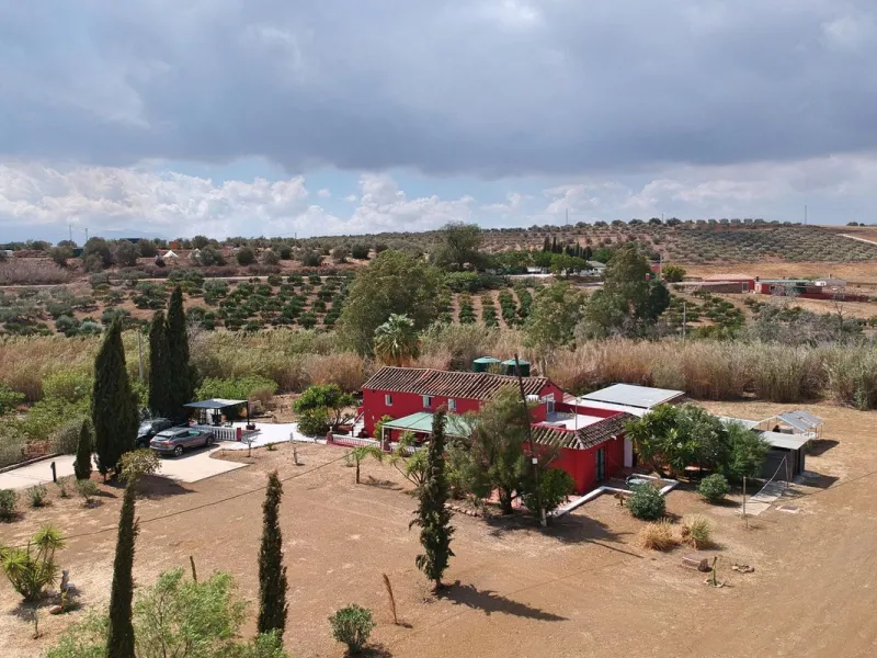 Country property distributed in five 5 independent apartments.