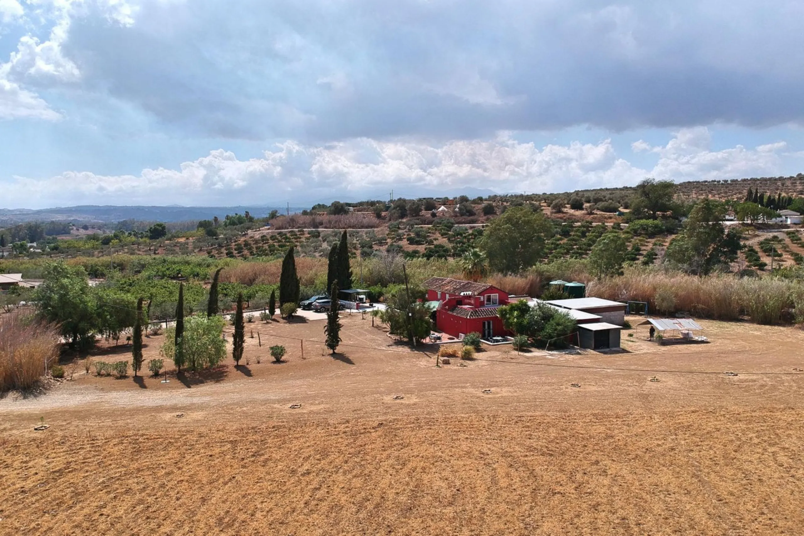 Country property distributed in five 5 independent apartments.