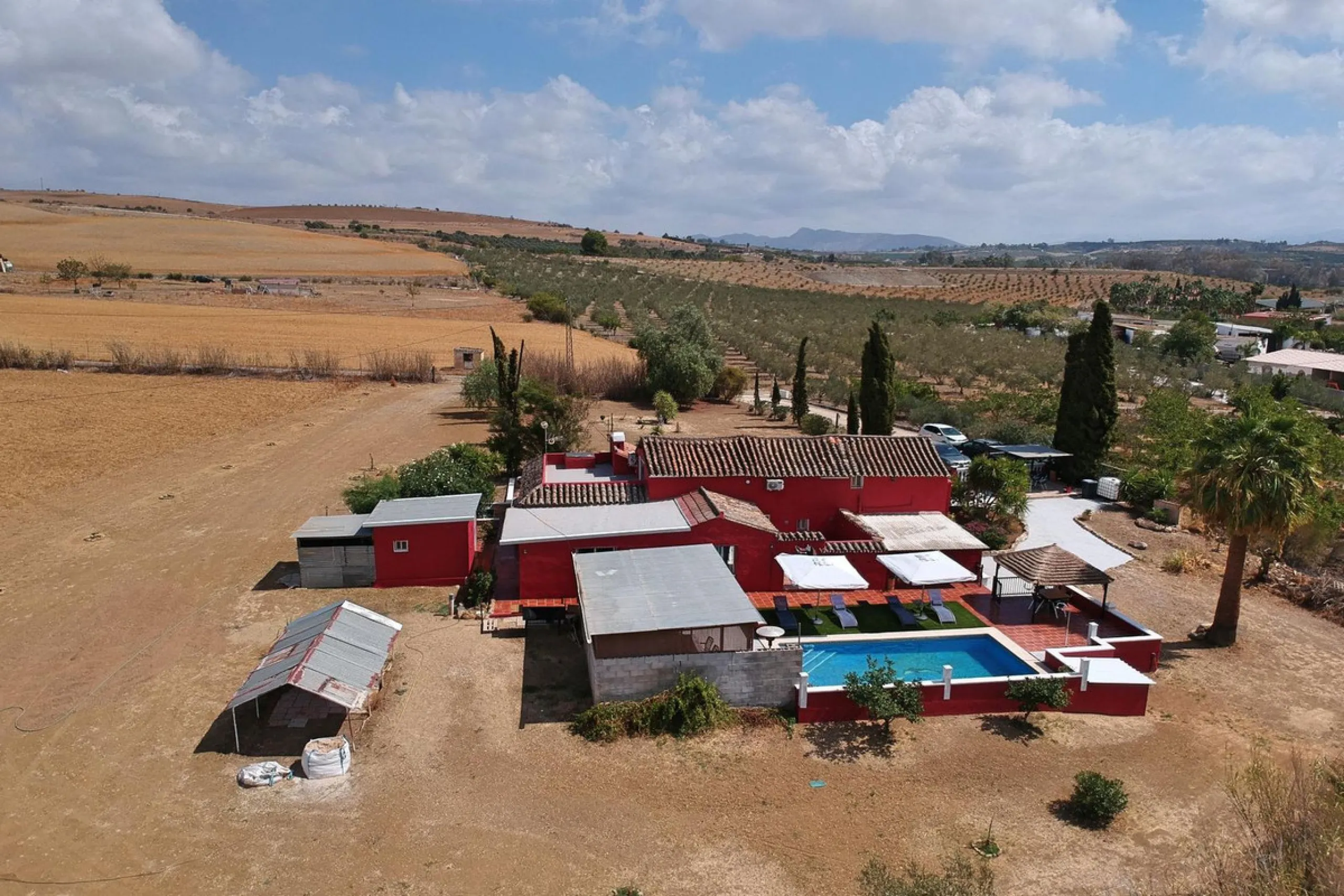 Country property distributed in five 5 independent apartments.