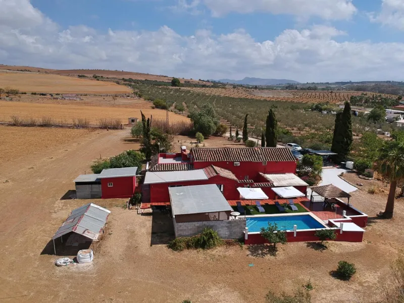 Country property distributed in five 5 independent apartments.