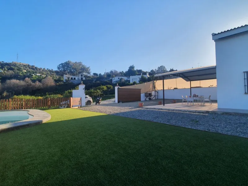 Beautiful and bright country house in Coín with a build size of 70m², located on a 929m² plot. The property features a storage room, a covered terrace, and a swimming pool. It is two storeys and is distributed as follows: