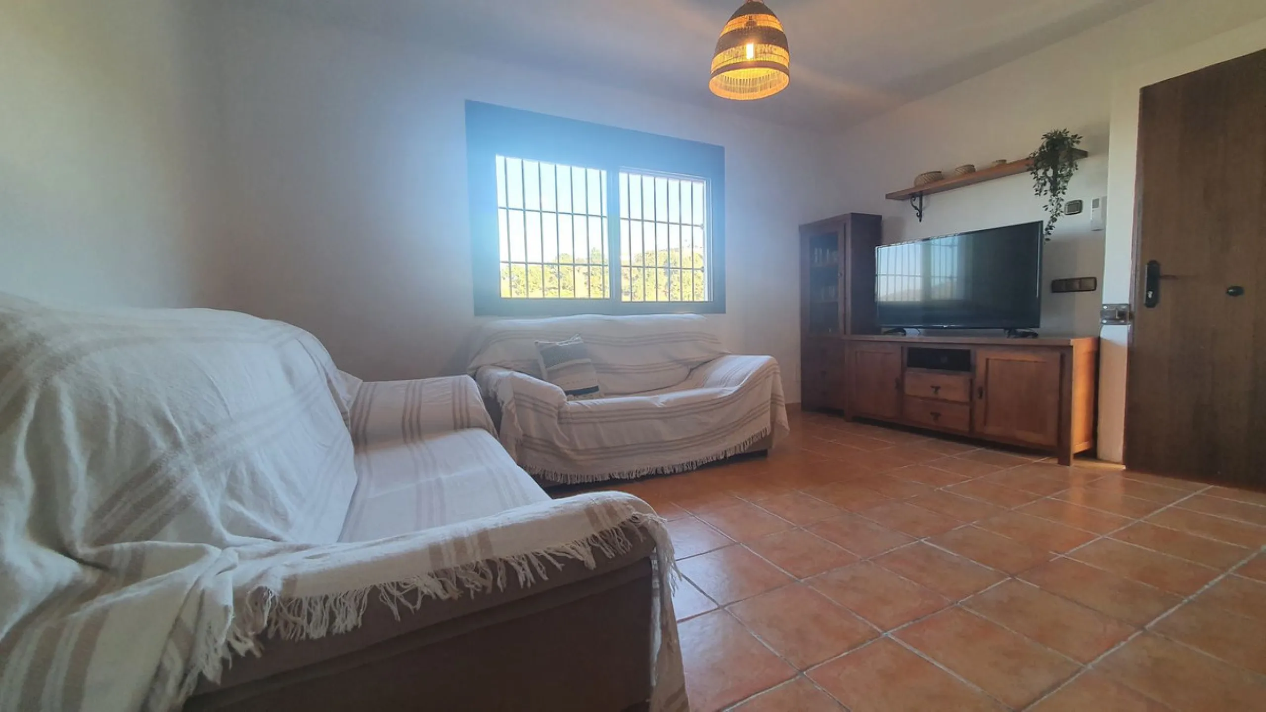 House - Finca - Cortijo в продаже в Coín, Málaga. В доме 3 спален и 2 ванных комнат. Площадь дома 70 м². Площадь участка 929 м²