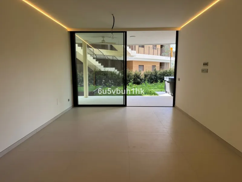 Discover this elegant ground floor resale apartment located in the prestigious Valley Collection, within the renowned Reserva del Higuerón. A property that perfectly blends contemporary design, comfort, and exceptional outdoor living.