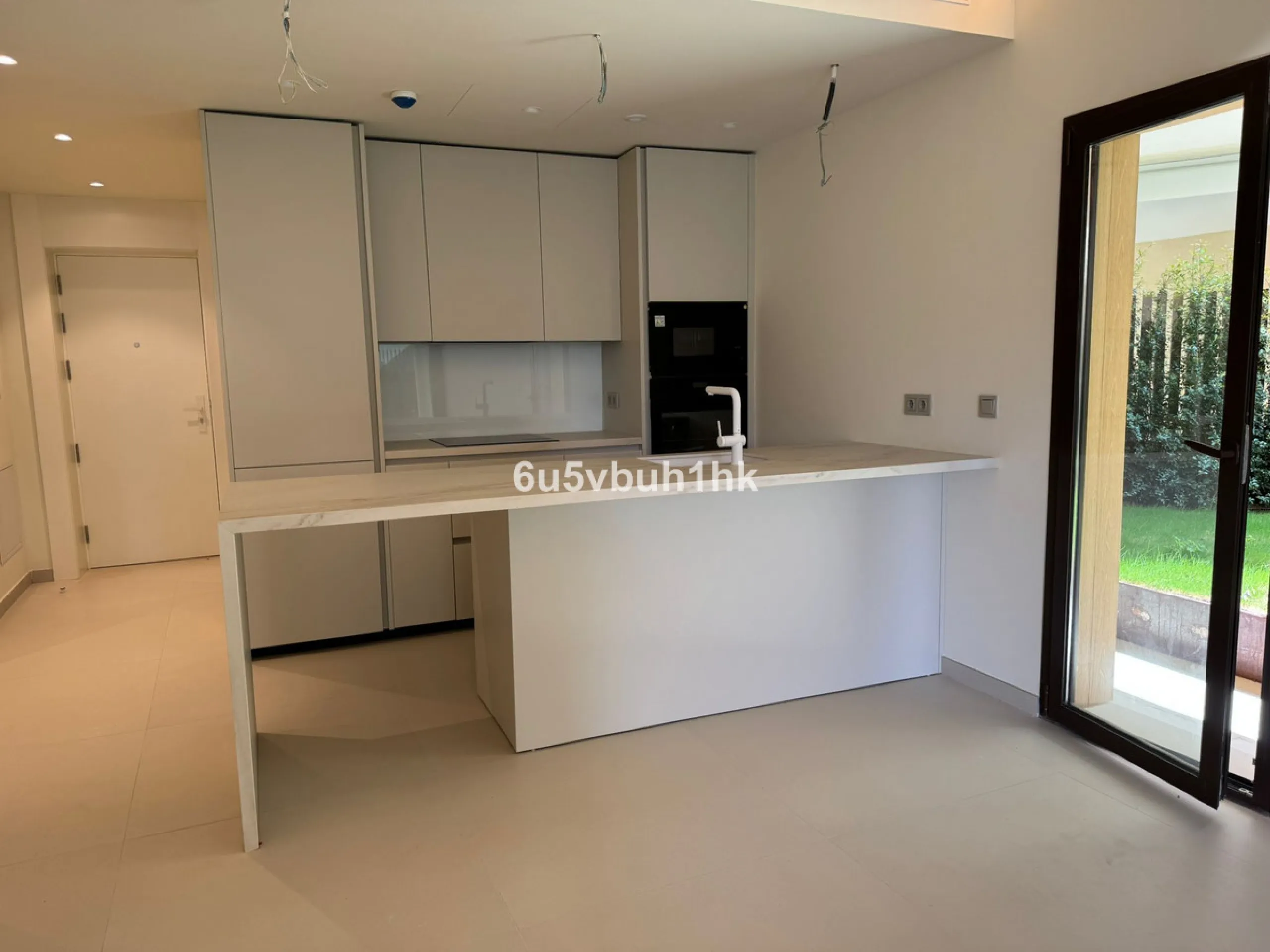 Discover this elegant ground floor resale apartment located in the prestigious Valley Collection, within the renowned Reserva del Higuerón. A property that perfectly blends contemporary design, comfort, and exceptional outdoor living.