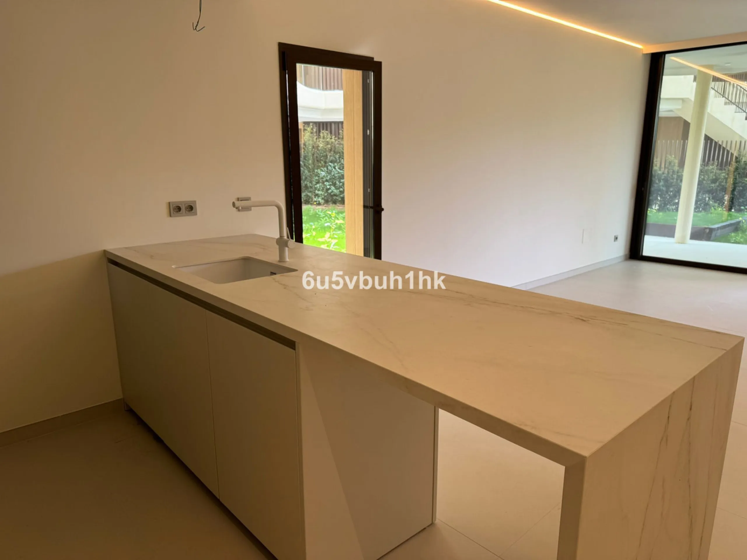 Discover this elegant ground floor resale apartment located in the prestigious Valley Collection, within the renowned Reserva del Higuerón. A property that perfectly blends contemporary design, comfort, and exceptional outdoor living.