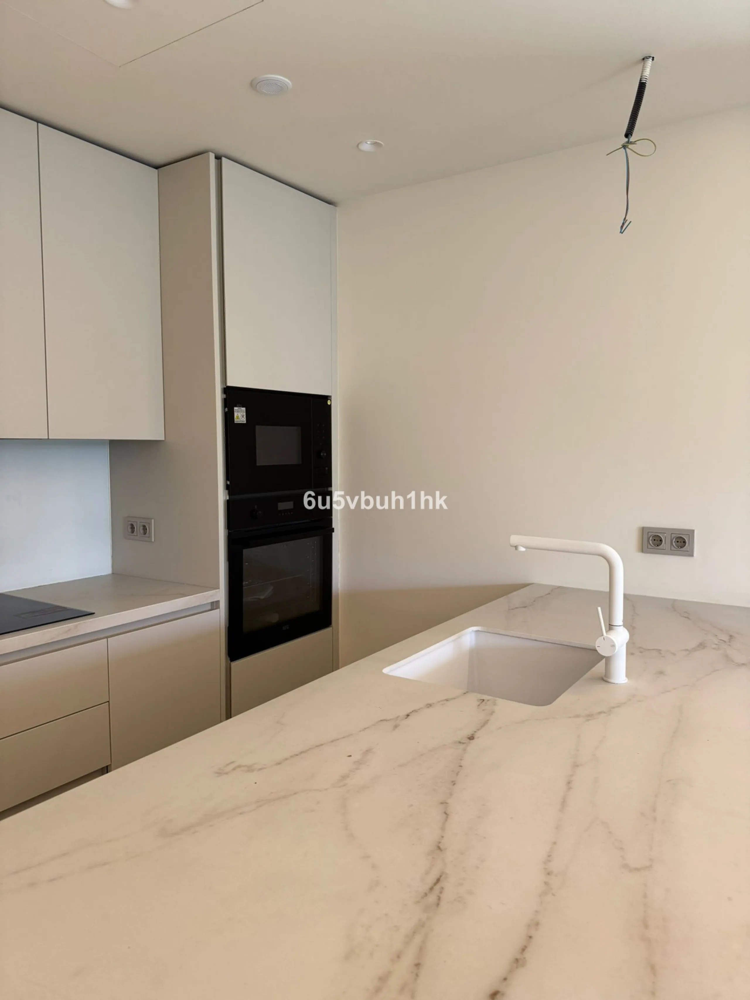 Discover this elegant ground floor resale apartment located in the prestigious Valley Collection, within the renowned Reserva del Higuerón. A property that perfectly blends contemporary design, comfort, and exceptional outdoor living.