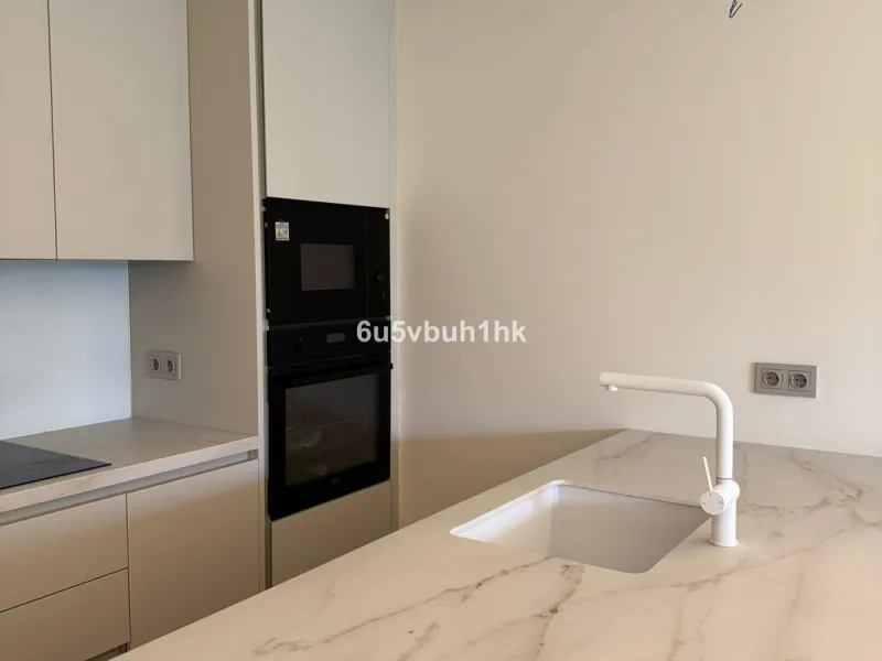 Discover this elegant ground floor resale apartment located in the prestigious Valley Collection, within the renowned Reserva del Higuerón. A property that perfectly blends contemporary design, comfort, and exceptional outdoor living.