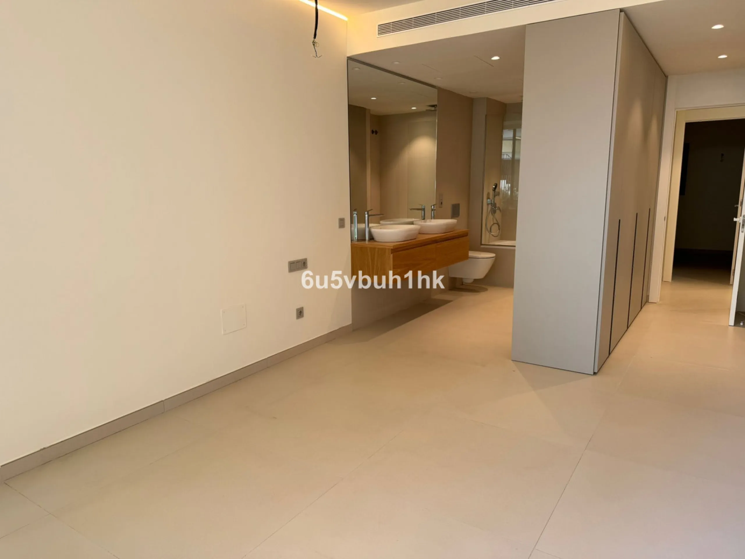 Discover this elegant ground floor resale apartment located in the prestigious Valley Collection, within the renowned Reserva del Higuerón. A property that perfectly blends contemporary design, comfort, and exceptional outdoor living.