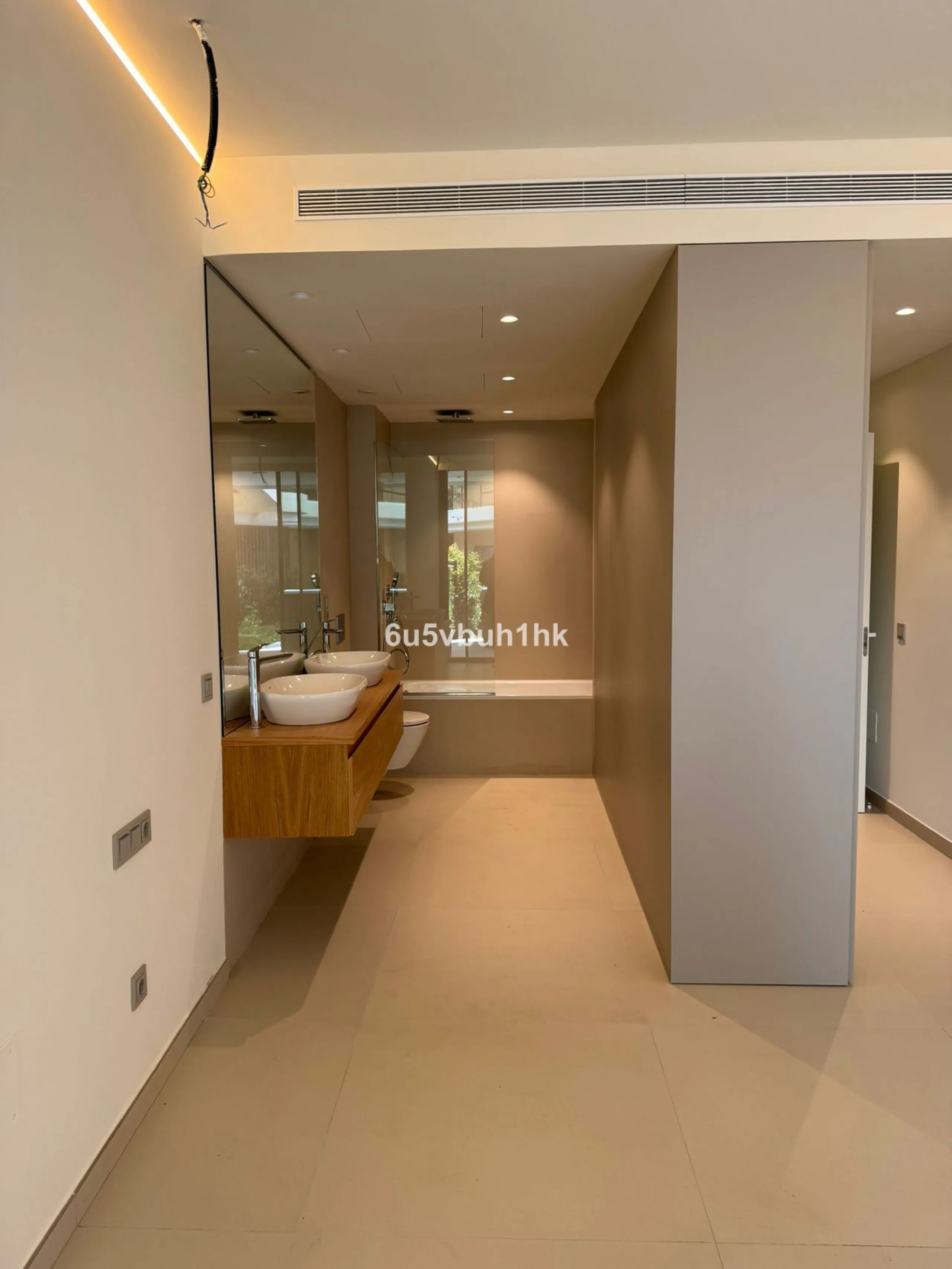 Discover this elegant ground floor resale apartment located in the prestigious Valley Collection, within the renowned Reserva del Higuerón. A property that perfectly blends contemporary design, comfort, and exceptional outdoor living.