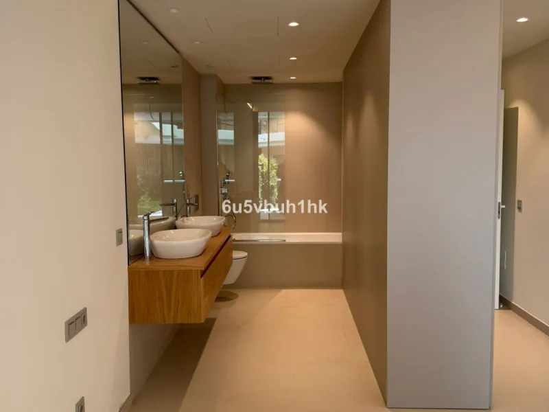 Discover this elegant ground floor resale apartment located in the prestigious Valley Collection, within the renowned Reserva del Higuerón. A property that perfectly blends contemporary design, comfort, and exceptional outdoor living.
