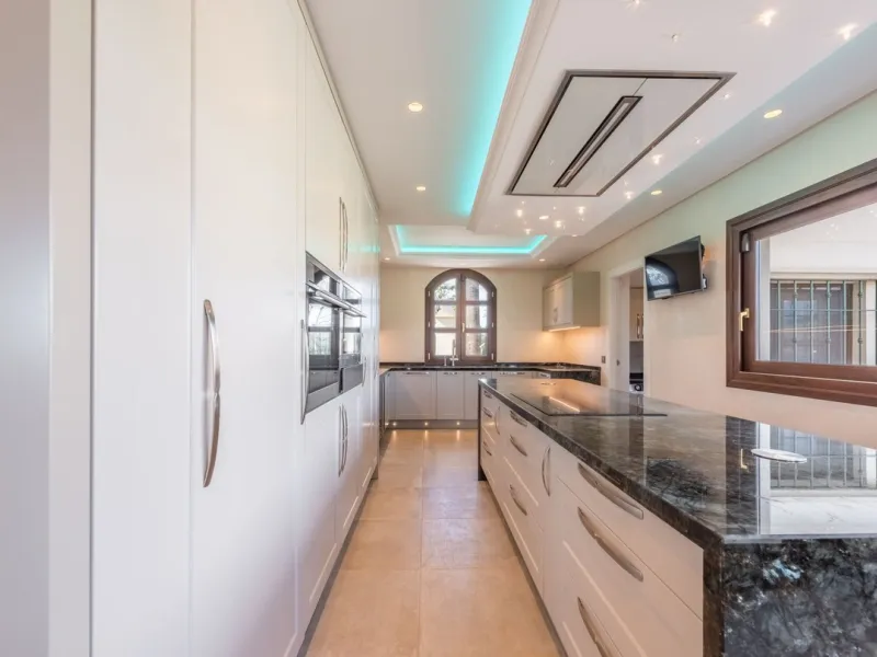 Массовое падение цен на 500.000 €! Не упустите эту возможность владеть поистине уникальным поместьем на вершине холма в Эстепоне на Коста-дель-Соль!