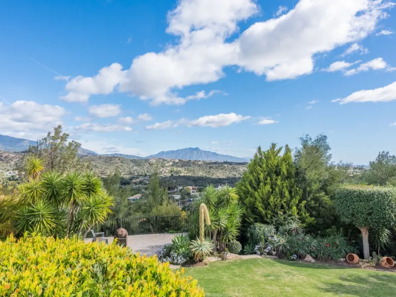 Массовое падение цен на 500.000 €! Не упустите эту возможность владеть поистине уникальным поместьем на вершине холма в Эстепоне на Коста-дель-Соль!